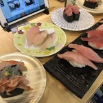 駿河湾朝獲れ回転寿司のぶちゃん - しずまえ３貫握り（金目鯛、生しらす、桜えび）¥¥880-、上まぐろ６貫握り（赤身、中トロ、大トロ）¥1,600-、しずまえ３貫握り（黒ムツ、ほうぼう、トンボマグロ）¥380-