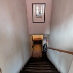 トゥジュール デビュテ - 階段を下るとお店の入口があります。