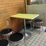 淀川カドヤ - テーブル席　※全部で8席