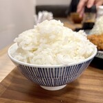 ロースカツ定食 修 - 定食のご飯（大盛り）