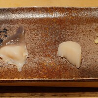 おたる政寿司 本店 - ホタテと北寄貝。ホタテは写真撮る前に１つ食べてしまいました。ボイルしていない生の北寄貝は初めて。甘くて美味しさに驚いた。