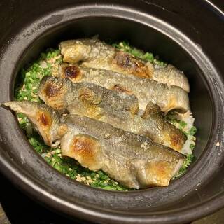 〆には季節の土鍋ごはんを。