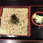 駅そば - ざるそば¥400。
            結構、細麺で量もある多加水麺。
            厨房が広いなあ。