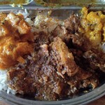 Spice Bar モンカリー - 全部乗せした下段部分。中央上部はカードと生姜のアチャールを混ぜたもの｡