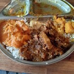 Spice Bar モンカリー - 途中で上のアチャール､カード､ポークカリー､チキンのミニカリーも全部ライスに乗せてみた。境界線で混ざり合うのもまた良し！