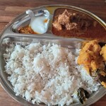 Spice Bar モンカリー - ポークカリープレート 1300円(税込)､左上から生姜のアチャールとカード､ポークカリー､下がライスと副菜のサブジ｡