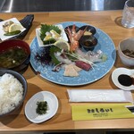 民宿しらいし - 料理写真:暫く待つと注文した刺身定食１９８０円の出来上がりです。