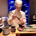 初音鮨 - 鮪中トロに醤油を♪