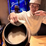 初音鮨 - 第五世代職人　武川周平さん
      炊きたての羽釜のご飯