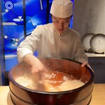 初音鮨 - 目の前で酢飯に仕上げる