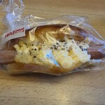 サンエトワール - 料理写真:ウインナーエッグドック３３０円。  ミルク風味の柔らかい生地にジューシーな粗挽きウインナーとエッグサラダのトッピングしたパンです。