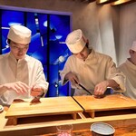 初音鮨 - 3人がかりで車海老を捌く！