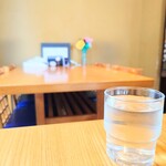 やぶ善 - 着席後すぐに提供してくれる、冷たいお水。