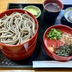 山県そば - 定番の割子蕎麦（870円）　殻のついた蕎麦の実をそのまま挽いた特徴ある色艶は正当派の出雲蕎麦