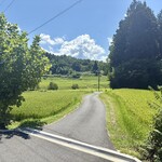 山県そば - 田園に囲まれた素朴な空間に佇むお店からの眺めは 日本の原風景を感じさせます