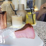 musch - 料理写真:桜のバスクチーズケーキ990円　アイスカフェラテ690円