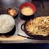 地鶏焼 かがり火 - 牛ホルモン鉄板定食  880円
