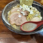 煮干しらーめん 渡辺商店 - コクのある濃厚煮干しスープ