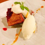 ビストロ カフェ デリ ポキナ369 - デザート　ラズベリーのパウンドケーキとミルクジェラート