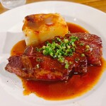 ビストロ カフェ デリ ポキナ369 - お肉メイン　黒毛和牛のサーロイングリルとじゃがいもグラタン