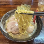 煮干しらーめん 渡辺商店 - プルモチ最高の太縮れ麺