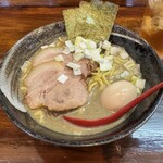 煮干しらーめん 渡辺商店 - 荒切りネギとの相性バツグン！チャーシューロースだけどしっとり柔らか。