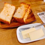 ビストロ カフェ デリ ポキナ369 - 自家製フォカッチャとバター