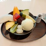 銀座千疋屋 - 新鮮なフルーツがたくさん乗っているフルーツクリームあんみつです