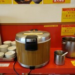 横浜家系ラーメン 裏大輝家 - 税込み100円食べ放題ライスバーコーナー