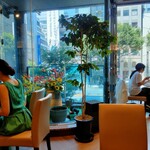 銀座千疋屋 - 窓からは 銀座 大通りの喧騒を見渡すことができます