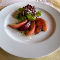 レストランゼルコバ - 山梨のフルーツ（桃〈夏っこ〉とすもも〈太陽〉）のサラダ　黒胡椒とバニラの香り