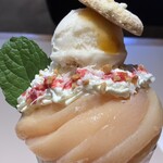 Art Gallery Cafe 茶々華 - 白桃コンポート、ダックワーズ、フレッシュクリーム、ラズベリーソース、アーモンドクロカント、ココナッツフレーク