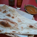 ナンセンター - カレーと比べてもナンのでかさが判る(笑)