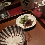 礼讃 - 炊き立ての一口と、信じられない細さのきんぴらごぼう。きゅうりとガリの漬物も美味しい