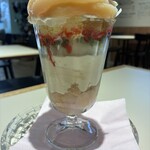 Art Gallery Cafe 茶々華 - 米粉スポンジ、ラズベリーソース、抹茶ブラウニー、バニラアイス、コーヒーチーズソース、ダックワーズ、ハードビスケット、ナタデココ、白桃コンポート