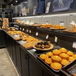 ザ シティ ベーカリー - 店内、迷う品数