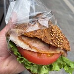 ザ シティ ベーカリー - 表面のゴマがいい仕事します