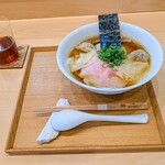 飯田商店 - わんたん入しょうゆチャーシュー麺
      