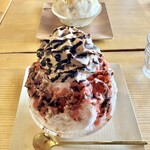 うどんこどん - いちご。奥には黒蜜きなこがあります。