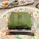 銀座嘉禅 - イベリコ豚の叉焼入り笹の葉ちまきご飯