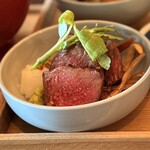 酢重ダイニング - カットしてくれてるステーキ。箸で食べやすくとてもおいしかったです。