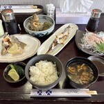 仁世宇園 - 沙流川<セット内容>刺身、塩焼き、唐揚げ、南蛮漬け(4品)、なめこの味噌汁、ライス、漬物