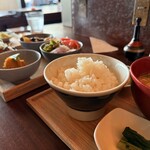 酢重ダイニング - 明るい店内なので、気持ちよく食事ができます