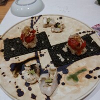築地 すし Omakase - 前菜。赤いのはマグロのユッケだったかな。
