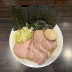 横浜らーめん寿三家 - ライト豚骨全部入り(並)