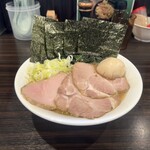 横浜らーめん寿三家 - ライト豚骨全部入り(並)