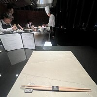蔵 鉄板焼＆寿司 - U字のカウンターが2箇所。