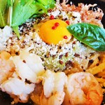 海老塩バジル  麺大盛り アップです。バジルのお味の濃厚ジェノバソースがモチモチ麺と相性が良く、とっても美味しく頂けます。イタリアンなまぜそばです。