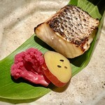 割烹まさご - 焼物　スズキの酒盗焼き。塩加減が丁度良く美味しく頂けました。赤紫はカリフラワーだそうです