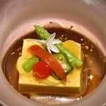 割烹まさご - 先付　とうもろこしの豆乳豆腐。夏野菜の彩りが綺麗です。とうもろこしの甘みと出汁が合わさって美味でした